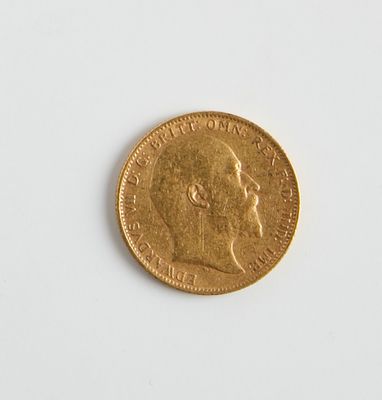 l'image d'une pièce d'or posée sur une surface blanche