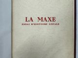 un livre ouvert posé sur une table blanche