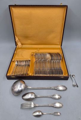 un coffret contenant de l'argenterie sur une table