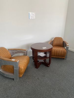 deux chaises et une table dans le coin d'une pièce