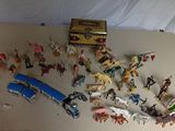 tout un tas de figurines qui sont posées sur la table