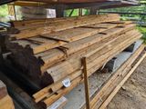 de nombreuses pièces de bois empilées les unes sur les autres