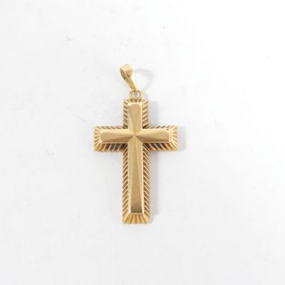 pendentif en forme de croix en or sur fond blanc