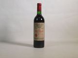 une bouteille de vin posée sur une table