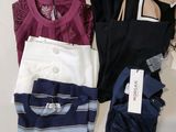 beaucoup de vêtements exposés sur la table