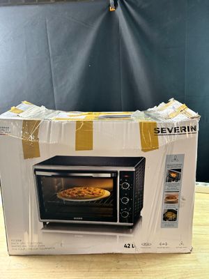 une boîte contenant une pizza, posée sur une table