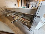 une image d'une machine située dans un bâtiment