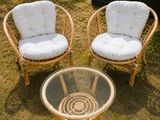 deux chaises et une table basse dans l'herbe