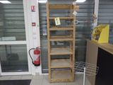 une échelle en bois appuyée contre un mur, à côté d'un extincteur