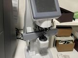 un microscope posé sur une table