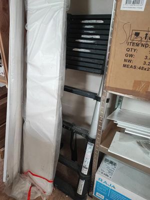 une pièce où il y a beaucoup de cartons par terre