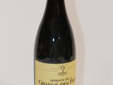 une bouteille de vin posée sur une table