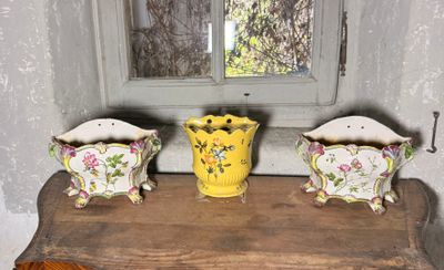 trois vases posés sur une table en bois