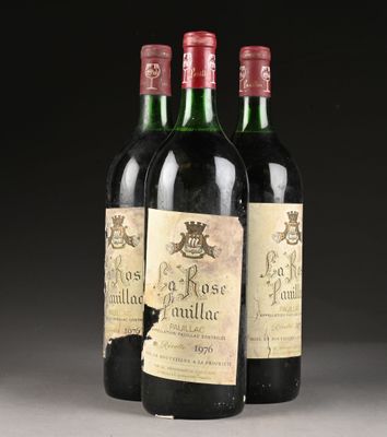 trois bouteilles de vin posées sur une table l'une à côté de l'autre