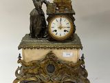 une horloge posée sur une table