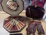 une table sur laquelle se trouvent un sac à main, des gants et d'autres objets