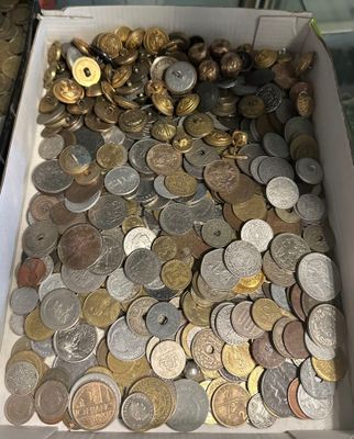 une boîte remplie de pièces de monnaie posée sur une table