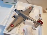 une maquette d'avion posée sur une boîte
