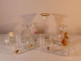 beaucoup de vases et de verres sur la table