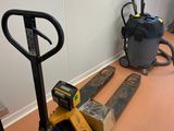 une photo d'une pièce où se trouvent un chariot élévateur et un aspirateur
