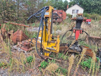 une machine qui se trouve au milieu d'un champ