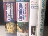 Plusieurs livres sont alignés les uns à côté des autres sur une étagère