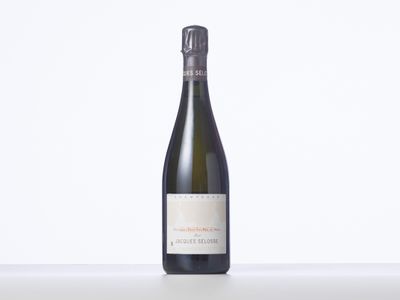 une bouteille de vin posée sur une table blanche