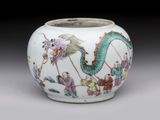 une image représentant un vase blanc orné d'un motif de dragon