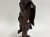 une statue en bois représentant un homme avec un oiseau sur l'épaule