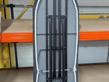 une photo d'un porte-skis sur lequel sont posés une paire de skis