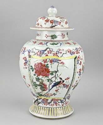 une image représentant un vase orné d'un oiseau et de fleurs