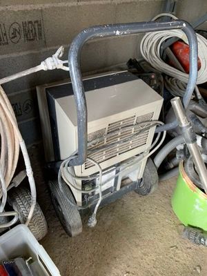 un petit chariot sur lequel est posé un ordinateur, à côté d'une pile d'autres objets