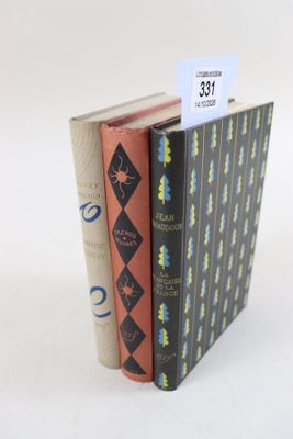 trois livres empilés sur une surface blanche