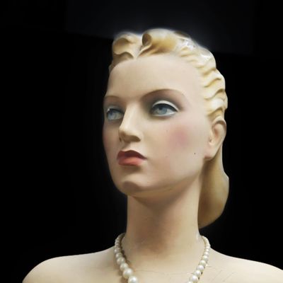 un buste de femme portant un collier de perles autour du cou