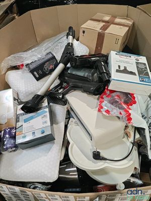 un carton rempli d'appareils électroniques et d'autres objets