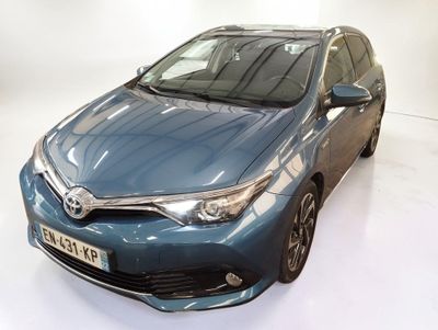 La Toyota Corolla est garée dans une pièce blanche.