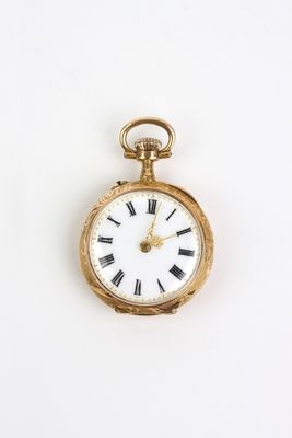 une vieille montre de poche en or avec des chiffres romains et des chiffres romains sur le cadran