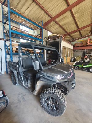 une photo d'un véhicule utilitaire garé dans un garage