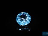 gros plan d'un diamant bleu sur une surface noire