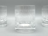trois verres posés les uns à côté des autres sur une table