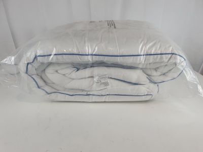 un sac contenant des oreillers blancs posé sur une table blanche