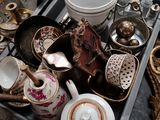 un plateau rempli de tasses à thé et de soucoupes posé sur une table