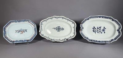 trois assiettes bleues et blanches ornées de motifs floraux sur un fond gris