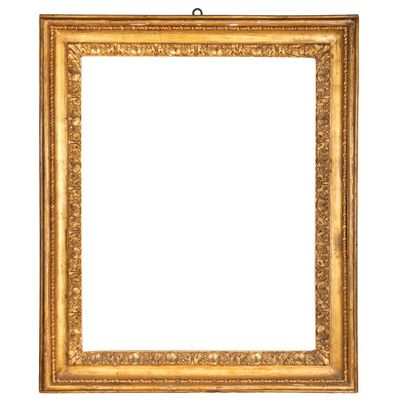 un cadre doré ancien sur fond blanc