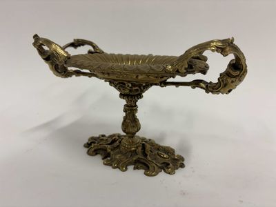 un bol ancien en laiton sur pied, orné d'un motif décoratif