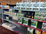 de nombreux articles à vendre sur les étagères du magasin