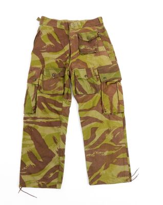 un gros plan d'un pantalon de camouflage sur fond blanc