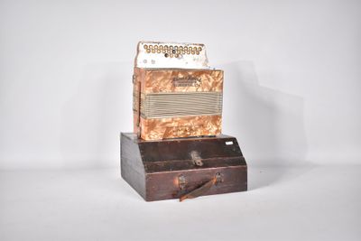 une radio à l'ancienne posée sur une caisse en bois