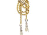 une broche en diamants et perles, signée Van Cleef