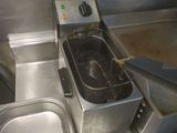 une photo d'une friteuse dans une cuisine professionnelle